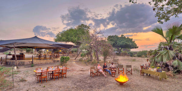 Roho ya Selous accommodatie diner met sundowner cocktail, Nyerere Nationaal Park in Tanzania Roho ya Selous accommodatie diner met sundowner cocktail, Nyerere Nationaal Park in Tanzania