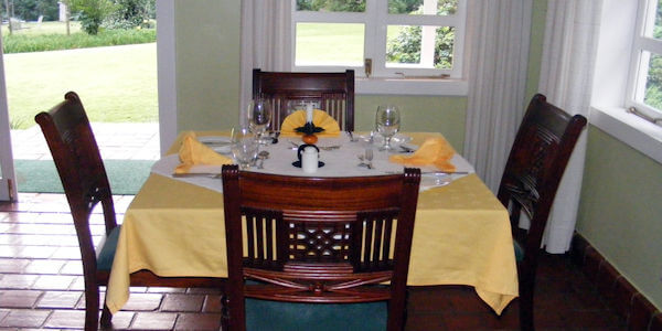 Rondo Retreat diner kamer, Kakamega Forest in Kenia Rondo Retreat diner kamer, Kakamega Forest in Kenia