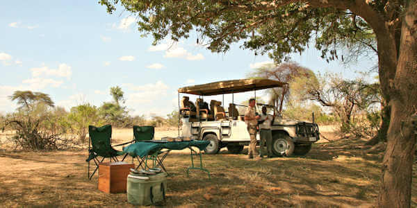 Ruaha nationaal park heerlijke bushlunch aan de oevers van de rivierbedding Ruaha nationaal park heerlijke bushlunch aan de oevers van de rivierbedding