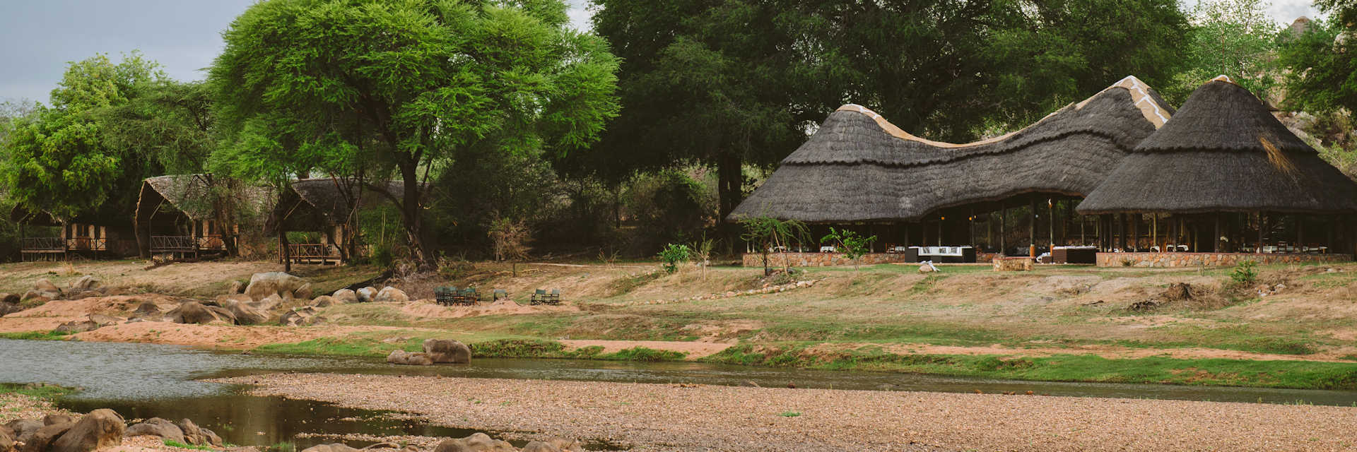 Ruaha River Lodge is een lodge centraal gelegen in het Ruaha Nationaal Park, aan de oevers van de Ruaha rivier in Tanzania Ruaha River Lodge is een lodge centraal gelegen in het Ruaha Nationaal Park, aan de oevers van de Ruaha rivier in Tanzania