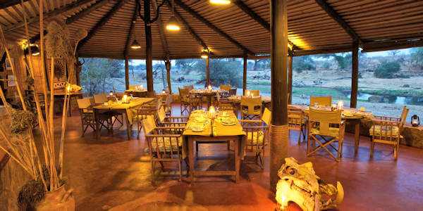 Ruaha River Lodge accommodatie restaurant hilltop, Ruaha Nationaal Park in Tanzania Ruaha River Lodge accommodatie restaurant hilltop, Ruaha Nationaal Park in Tanzania