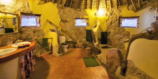 Ruaha River Lodge accommodatie interieur badkamer, Ruaha Nationaal Park in Tanzania Ruaha River Lodge accommodatie interieur badkamer, Ruaha Nationaal Park in Tanzania