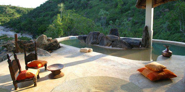 Sabuk Lodge accommodatie zwembad en terras, Laikipia in Kenia Sabuk Lodge accommodatie zwembad en terras, Laikipia in Kenia