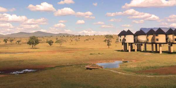 Salt Lick Safari Lodge accommodatie uitzicht drinkwaterplaats, Tsavo West Nationaal Park in Kenia