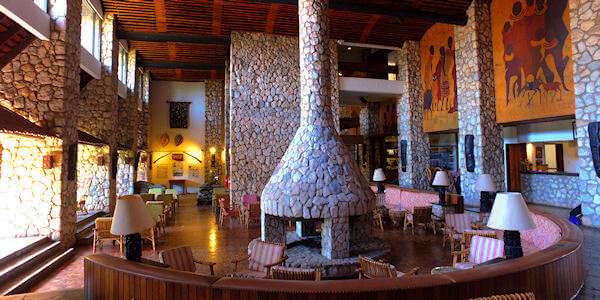 Salt Lick Safari Lodge lounge begane grond, Tsavo West Nationaal Park in Kenia