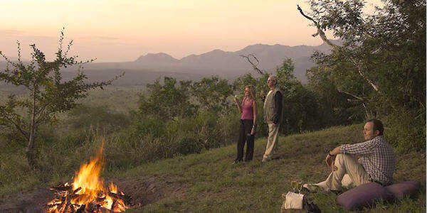 Salt Lick Safari Lodge accommodatie sundowner in taita concessie, Tsavo West Nationaal Park in Kenia