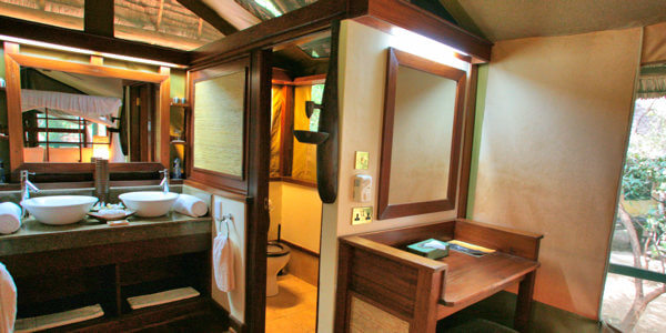 Samburu Intrepids Camp safaritent badkamer, Samburu Nationaal Reservaat in Kenia