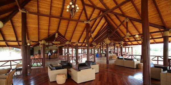 Inrichting van de lounge van de Samburu Simba Lodge