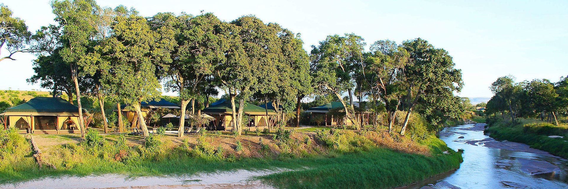 Sand River Masai Mara ligt aan een zandrivier met vergezicht op de savanne van de Serengeti in Tanzania. Sand River Masai Mara ligt aan een zandrivier met vergezicht op de savanne van de Serengeti in Tanzania.