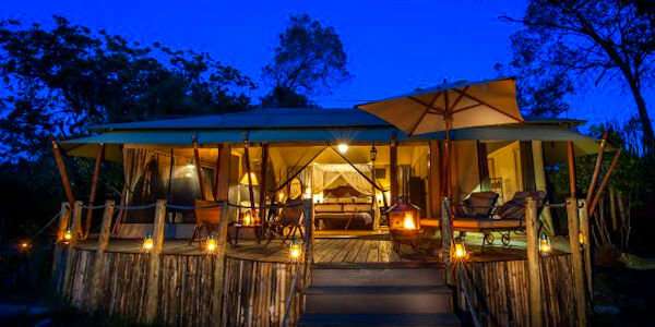 Luxe suite safari tent met eigen veranda met vergezicht over de savannes. Sand River Masai Mara luxe suite safari tent met eigen veranda met vergezicht over de savannes. Masai Mara in Kenia