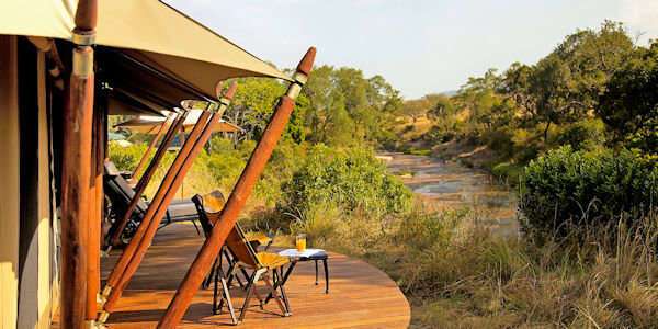 Vanaf de veranda uitzicht op de zandrivier en vergezicht op de savannes van de Serengeti Sand River Masai Mara vanaf de veranda uitzicht op de zandrivier en vergezicht op de savannes van de serengeti Masai Mara in Kenia
