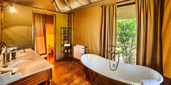 Safari tenten beschikken over en-suite een rijk uitgeruste badkamer met een ligbad en buitendouche. Sand River Masai Mara safari tenten beschikken over en-suite een rijk uitgeruste badkamer met een ligbad en buitendouche. Masai Mara in Kenia