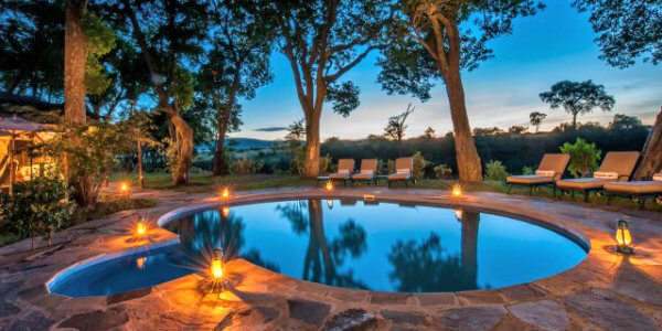 Centraal gelegen in het kamp is het gemeenschappelijke zwembad met zonneterras en buitenbar Centraal gelegen in het kamp is het gemeenschappelijke zwembad met zonneterras en buitenbar, accommodatie Masai Mara in Kenia