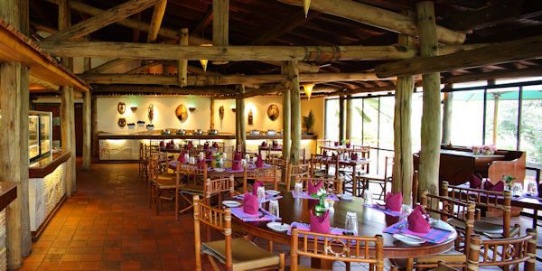 Sarova Lion Hill Game Lodge heeft een sfeervol restaurant waar maaltijden in buffetvorm geserveerd worden. Sarova Lion Hill Game Lodge heeft een sfeervol restaurant waar maaltijden in buffetvorm geserveerd worden.