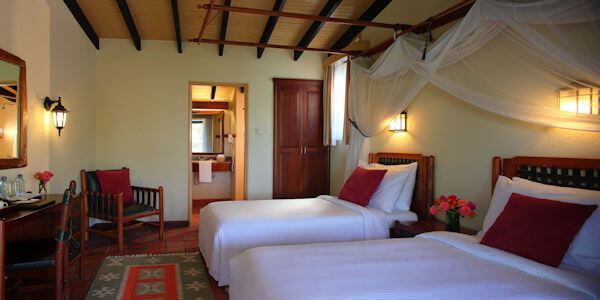 Standaard kamer inrichting met en-suite een badkamer. Sarova Lion Hill standaard kamer inrichting met en-suite een badkamer. Nakuru Nationaal Park in Kenia