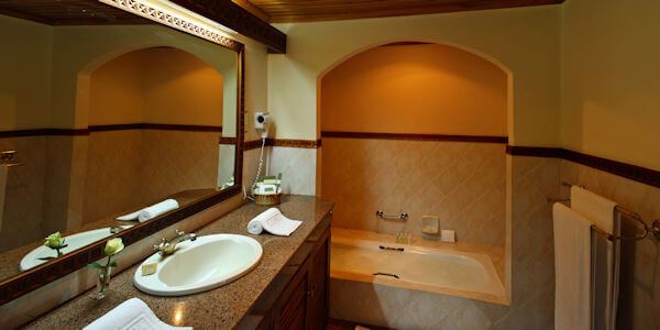 Badkamer inrichting van de luxe suites in het Sarova Lion Hill Game Lodge. Badkamer inrichting van de luxe suites in het Sarova Lion Hill Game Lodge.