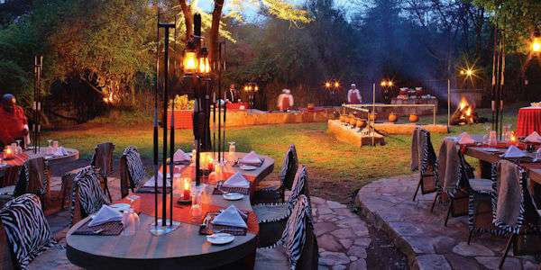 Sarova Mara Game Camp accommodatie restaurant thema avond, Masai Mara in Kenia Sarova Mara Game Camp accommodatie restaurant thema avond, Masai Mara in Kenia