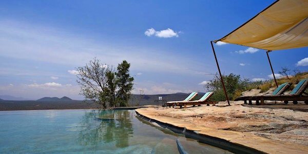 Relaxen en genieten bij het zwembad na een gamedrive in het Samburu Reservaat Saruni Samburu Lodge relaxen en genieten bij het zwembad na een gamedrive in het samburu reservaat Samburu Nationaal Reservaat in Kenia