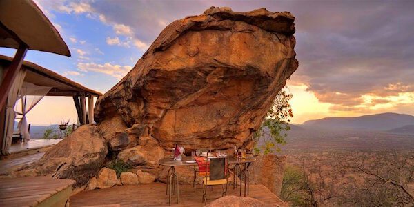 Exquise maaltijden worden geheel in stijl verzorgd in de chalets Exquise maaltijden worden geheel in stijl verzorgd in de chalets, accommodatie Samburu Nationaal Reservaat in Kenia