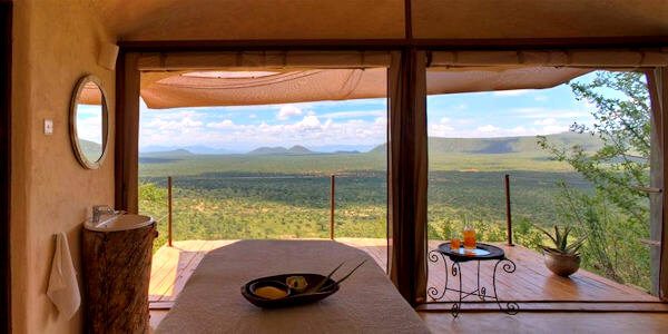 Geniet van een welness spa massage in stijl in de Saruni Spa met vergezicht over het district Saruni Samburu Lodge geniet van een welness spa massage in stijl in de saruni spa met vergezicht over het district Samburu Nationaal Reservaat in Kenia