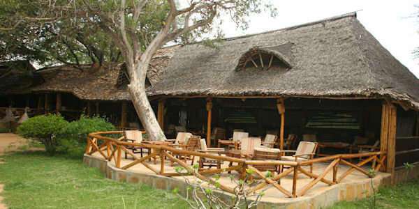 Satao Safari Camp accommodatie terras, Tsavo Oost Nationaal Park in Kenia Satao Safari Camp accommodatie terras, Tsavo Oost Nationaal Park in Kenia