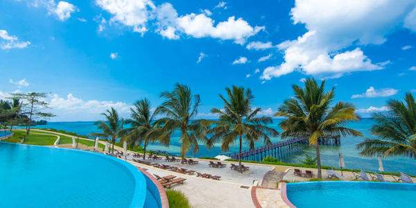 Sea Cliff Resort & Spa - Zwembaden met jetty bar - Zanzibar, Tanzania