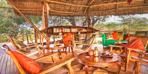 Selous Impala Camp accommodatie lounge met bar, Nyerere Nationaal Park in Tanzania Selous Impala Camp accommodatie lounge met bar, Nyerere Nationaal Park in Tanzania