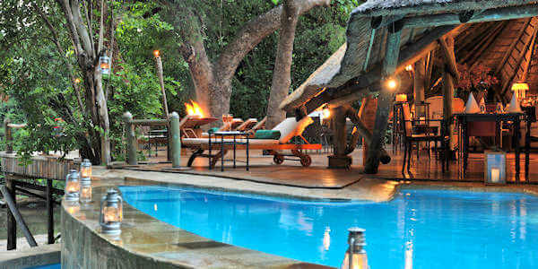 Selous Serena Camp accommodatie zwembad met verandadek, Nyerere Nationaal Park in Tanzania Selous Serena Camp accommodatie zwembad met verandadek, Nyerere Nationaal Park in Tanzania