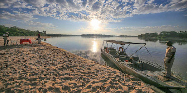 Selous Serena Camp boot safari sundowner, Nyerere Nationaal Park in Tanzania Selous Serena Camp boot safari sundowner, Nyerere Nationaal Park in Tanzania