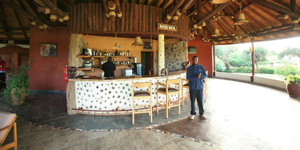 Sentrim Amboseli Lodge bar en lounge, Amboseli Nationaal Park in Kenia Sentrim Amboseli Lodge bar en lounge, Amboseli Nationaal Park in Kenia