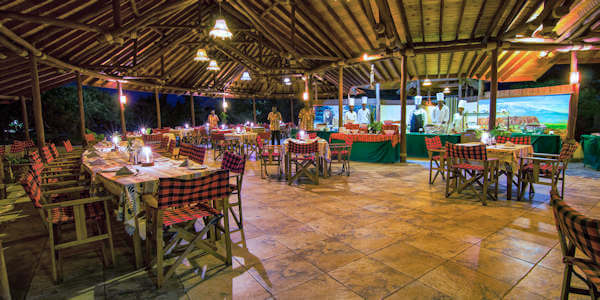 Sentrim Amboseli Lodge accommodatie restaurant met buffetservice, Amboseli Nationaal Park in Kenia Sentrim Amboseli Lodge accommodatie restaurant met buffetservice, Amboseli Nationaal Park in Kenia