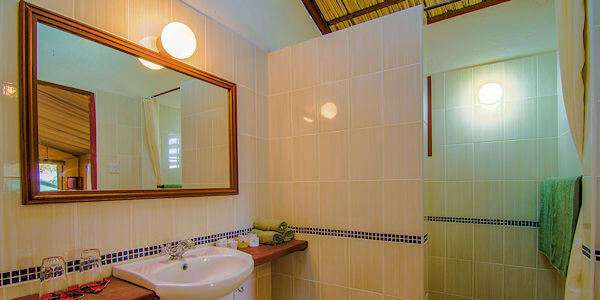 Sentrim Tsavo accommodatie standaard kamer badkamer, Tsavo Oost Nationaal Park in Kenia