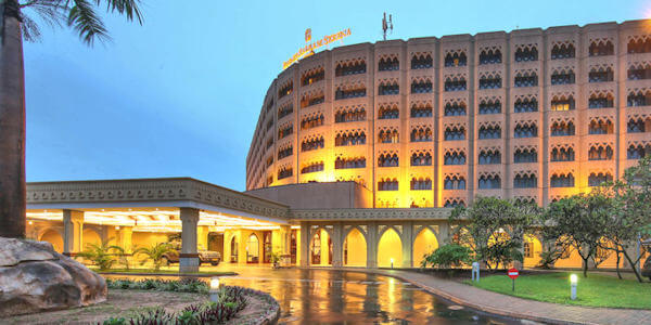 Dar es Salaam Serena Hotel een oase van rust omgeven door een inheemse tuin in het centrum van Dar es Salaam Dar es Salaam Serena Hotel een oase van rust omgeven door een inheemse tuin in het centrum van Dar es Salaam