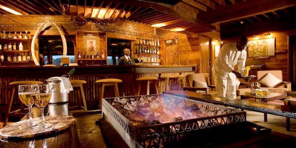 Serena Mountain Lodge bar & lounge, Mount Kenya Nationaal Park in Kenia