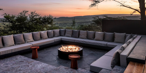 Serengeti Explorer accommodatie lounge buitenplaats, Serengeti Nationaal Park in Tanzania Serengeti Explorer accommodatie lounge buitenplaats, Serengeti Nationaal Park in Tanzania