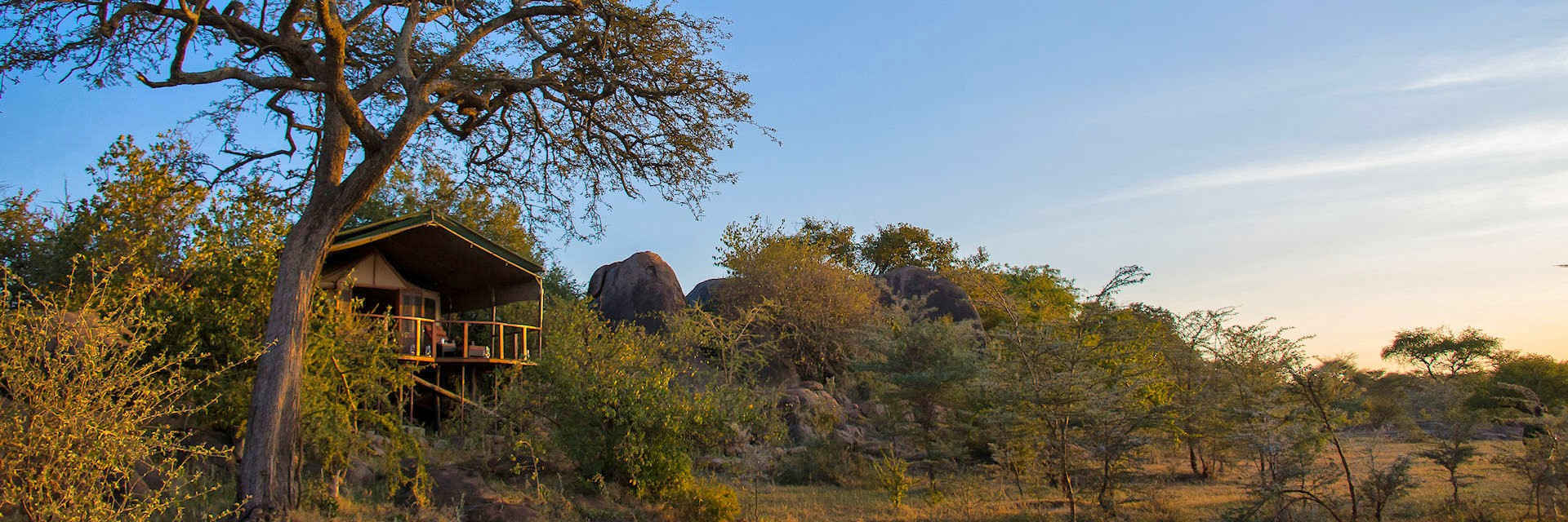 Pittoreske tentenkamp verscholen tussen de rotsen ideale accommodatie in de Serengeti Pittoreske tentenkamp verscholen tussen de rotsen ideale accommodatie in de Serengeti