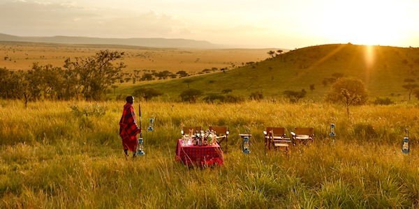 Romantische zonsondergang ideale romantische setting voor een cocktail op de savanne. Romantische zonsondergang ideale romantische setting voor een cocktail op de savanne.
