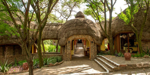 Serengeti Serena Safari Lodge entree lodge, Serengeti Nationaal Park in Tanzania Serengeti Serena Safari Lodge entree lodge, Serengeti Nationaal Park in Tanzania