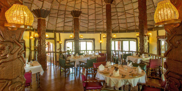 Serengeti Serena Safari Lodge accommodatie interieur restaurant, Serengeti Nationaal Park in Tanzania Serengeti Serena Safari Lodge accommodatie interieur restaurant, Serengeti Nationaal Park in Tanzania