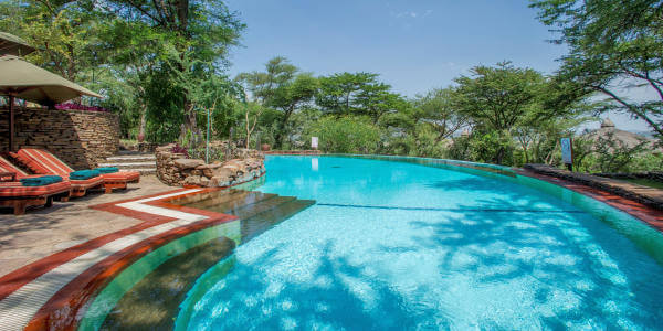 Serengeti Serena Safari Lodge zwembad met panoramisch vergezicht, Serengeti Nationaal Park in Tanzania Serengeti Serena Safari Lodge zwembad met panoramisch vergezicht, Serengeti Nationaal Park in Tanzania
