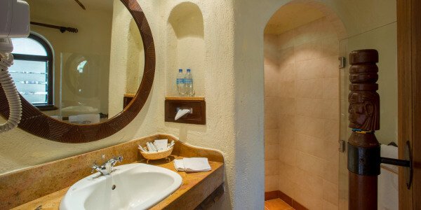 Serengeti Serena Safari Lodge accommodatie interieur badkamer, Serengeti Nationaal Park in Tanzania Serengeti Serena Safari Lodge accommodatie interieur badkamer, Serengeti Nationaal Park in Tanzania