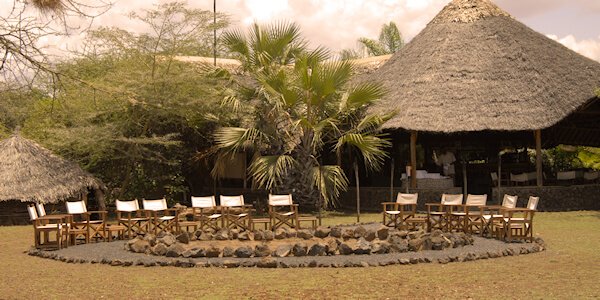 Na een gamedrive relaxen met een aperitief bij het kampvuur voor de lounge. Severin Safari Camp na een gamedrive relaxen met een aperitief bij het kampvuur voor de lounge. Tsavo West Nationaal Park in Kenia