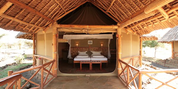 De standaard safari tenten hebben allen een eigen overdekte schaduwrijke veranda met uitzicht op drinkwaterplaats. Severin Safari Camp de standaard safari tenten hebben allen een eigen overdekte schaduwrijke veranda met uitzicht op drinkwaterplaats. Tsavo West Nationaal Park in Kenia
