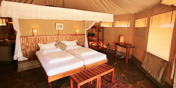 Severin Safari Camp interieur van de standaard safari tenten met en-suite een ruime badkamer. Severin Safari Camp interieur van de standaard safari tenten met en-suite een ruime badkamer.