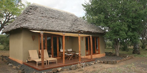 Junior Suites met gescheiden slaapkamer en woonkamer en beschikt over een buitendouche. Severin Safari Camp junior suites met gescheiden slaapkamer en woonkamer en beschikt over een buitendouche. Tsavo West Nationaal Park in Kenia