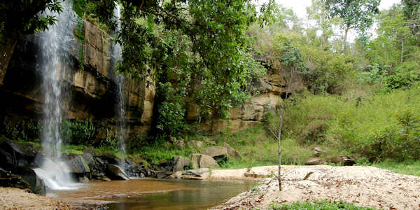 Sheldrick watervallen, Shimba Hills Nationaal Park in Kenia Sheldrick watervallen, Shimba Hills Nationaal Park in Kenia
