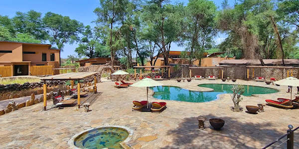 Soroi Samburu Lodge zwembad met jacuzzi, Samburu Nationaal Reservaat in Kenia Soroi Samburu Lodge zwembad met jacuzzi, Samburu Nationaal Reservaat in Kenia