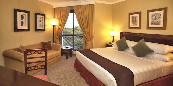 Southern Sun Hotel accommodatie executive suite - inrichting slaapkamer, Dar Es Salaam in Tanzania