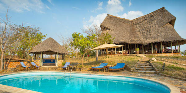 Stanleys Kopje accommodatie zwembad met zonneterras, Mikumi Nationaal Park in Tanzania Stanleys Kopje accommodatie zwembad met zonneterras, Mikumi Nationaal Park in Tanzania