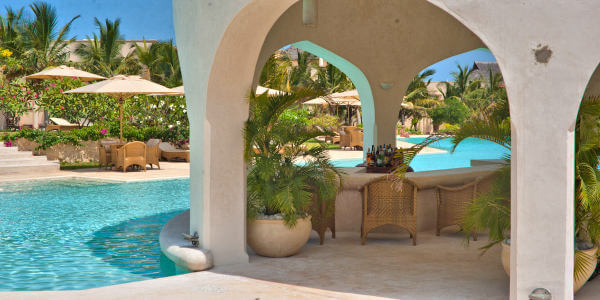 Swahili Beach Resort accommodatie baobab poolbar, Diani Beach in Kenia Swahili Beach Resort accommodatie baobab poolbar, Diani Beach in Kenia